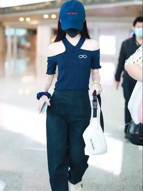 鞠婧祎过安检的生图曝光,路人镜头下的颜值依然耐打,身高成亮点_很