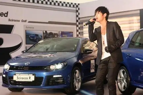 主办方特邀周杰伦第一模仿人周展翅先生驾驶着纯正赛车血统的性能野兽