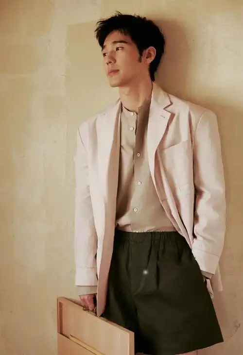 白宇看秀生图##白宇惬意休闲风造型看秀