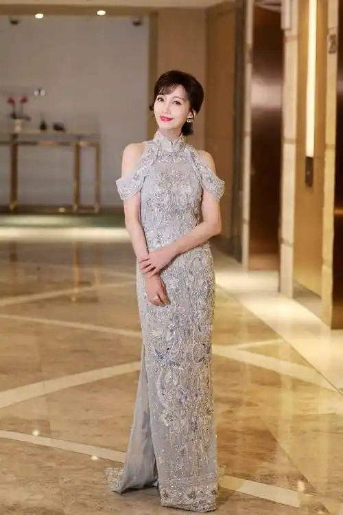 70岁"最美白娘子"旗袍造型大胆创新,挖洞,开高衩引爆时尚界_赵雅芝