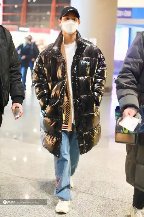 街拍黄明昊黑色长款羽绒服棒球帽阔腿牛仔裤小白鞋针织开衫帅气型格