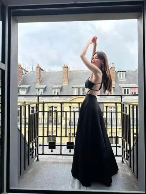 沈梦辰晒美照,自曝为穿进礼服连饿2天瘦4斤,锁骨窝纸片腰抢镜