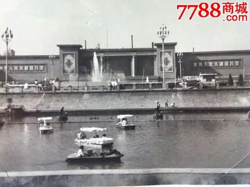 老照片"文革时期的海河边天津中心广场检阅台(已拆除)"