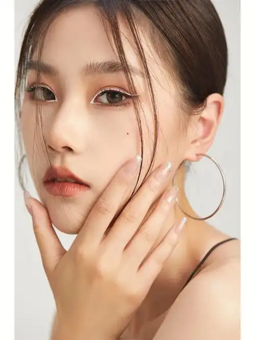 白色眼线妆容鬼马少女模特