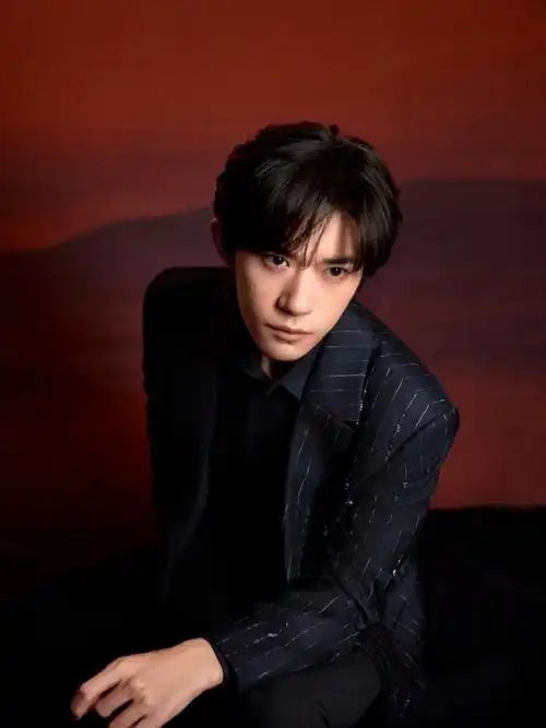 易烊千玺|今日舞台造型图,沉稳内敛,帅气依旧94