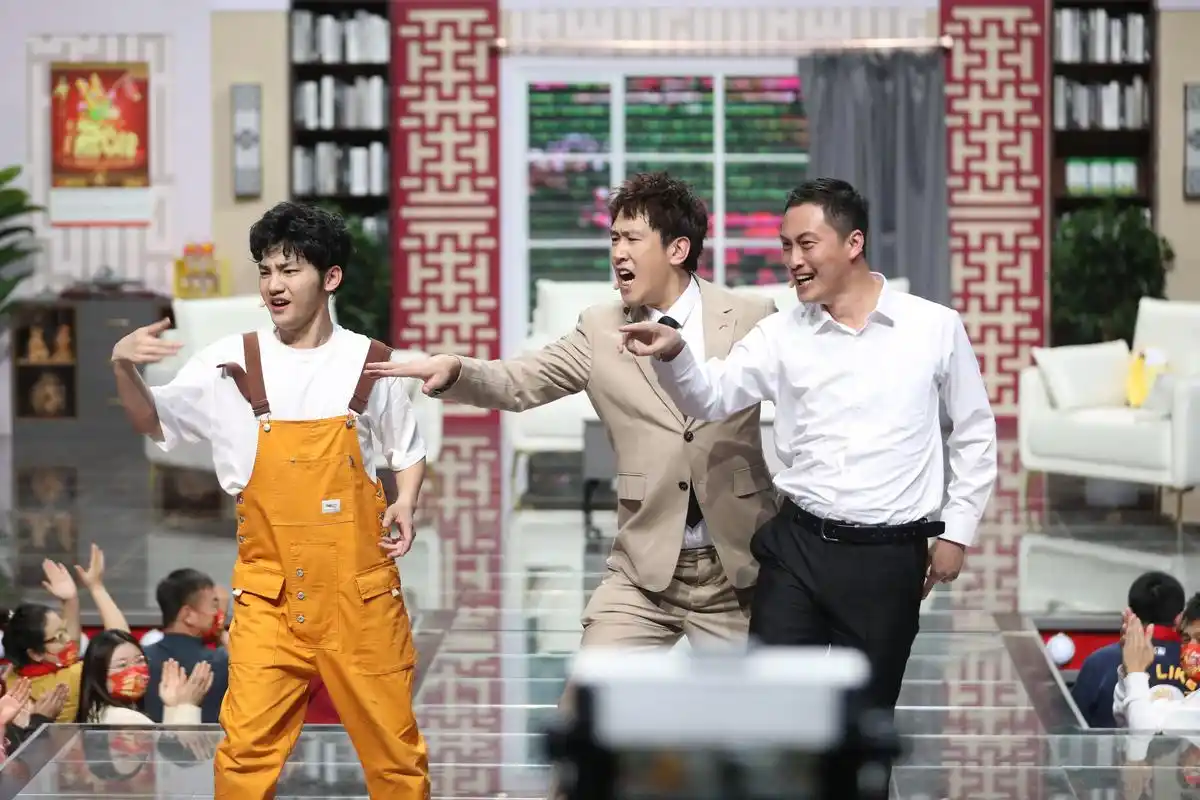 辽视春晚小品《穿越这十年》花絮照来了.