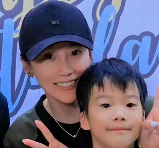 吴京一家为大儿子大办生日宴!谢楠素颜貌美,俩娃长相神似妈妈!