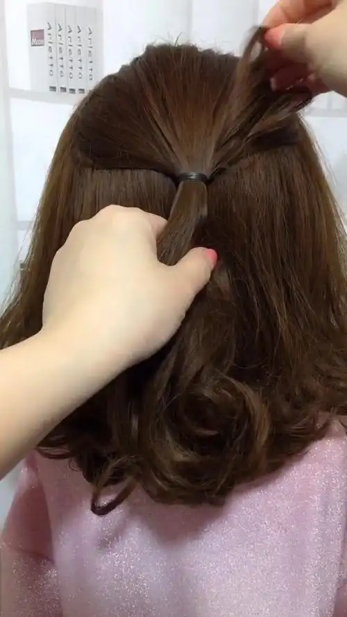 短卷发怎么扎好看,学生短卷发发型扎法