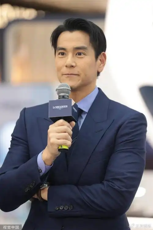 彭于晏西装造型出席活动 饱满肌肉呼之欲出|彭于晏|肌肉|造型_新浪