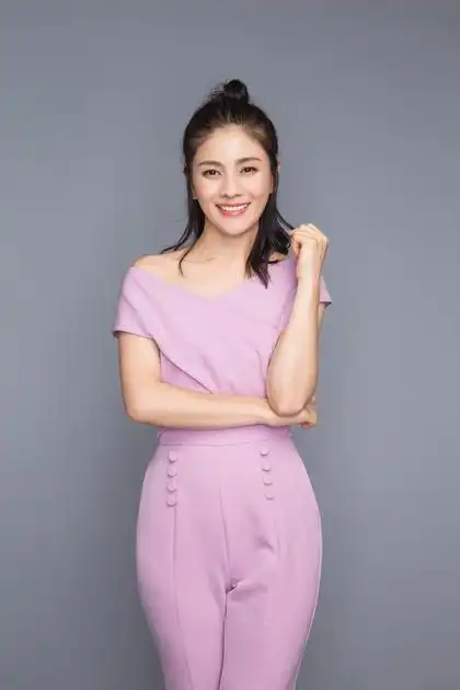 胡可时尚大片曝光 可仙可美化身百变女神