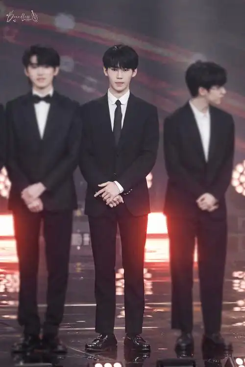 张真源黑色西装看起来好有气质crboundless