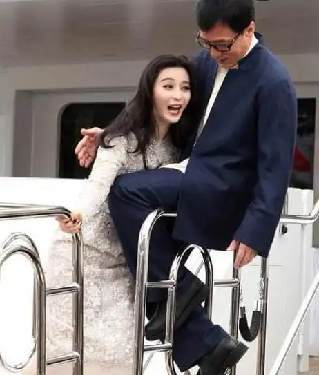 原来当年范冰冰主动抱成龙是为了给大哥解围她真是吃了长相的亏