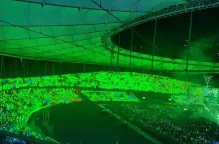 绿色夜光和王源的应援色极为相似,特别是看王源粉丝的线下应援时,这个