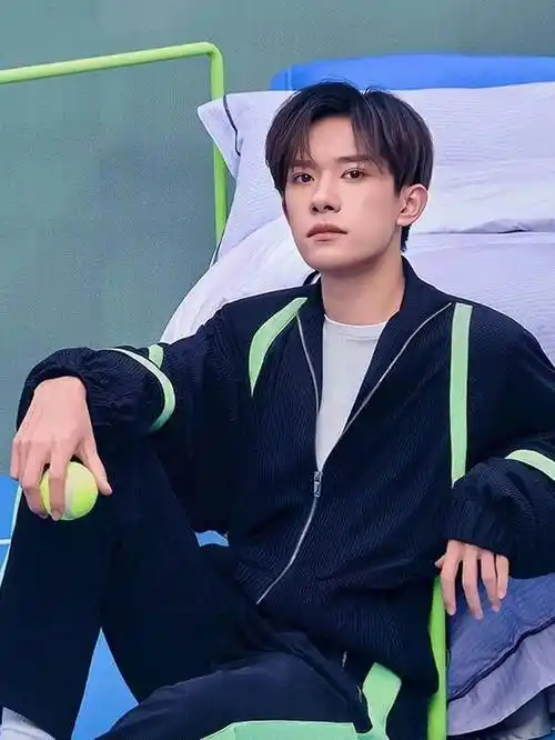 千玺从小就学习了很多的才艺,比如书法,舞蹈,绘画,变脸,魔术等等.