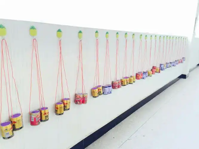 看,老师利用休息时间帮我们制作的高跷.