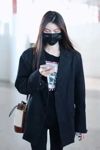 何穗不愧是超模走机场穿牛仔外套配紧身裤长腿真抢镜