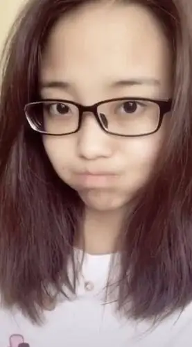 化妆术有多神奇?当学妹摘下眼镜的一瞬间,网友:彩礼准备好了