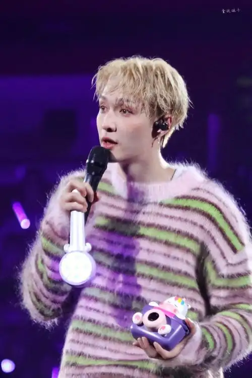 嘟嘴好可爱的宝宝好想rua20231202 重庆talking#张艺兴重庆演唱会