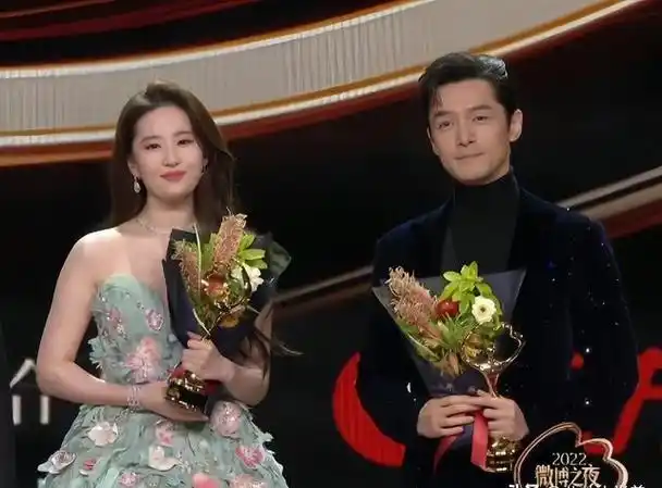 刘亦菲膀大又腰圆算不算顶级美人?看看她和杨幂的合照你就有答案