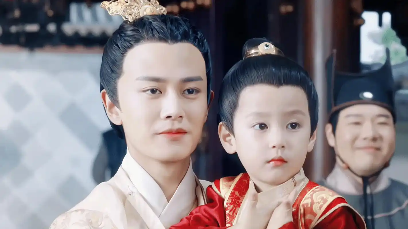 任嘉伦与这个小孩真的好像啊,说是亲儿子也有人信![笑哭]