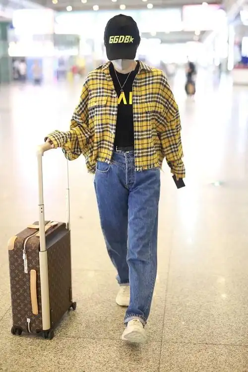 酷girl秒上线景甜穿黄色格子衫搭牛仔裤现身机场又美又帅气