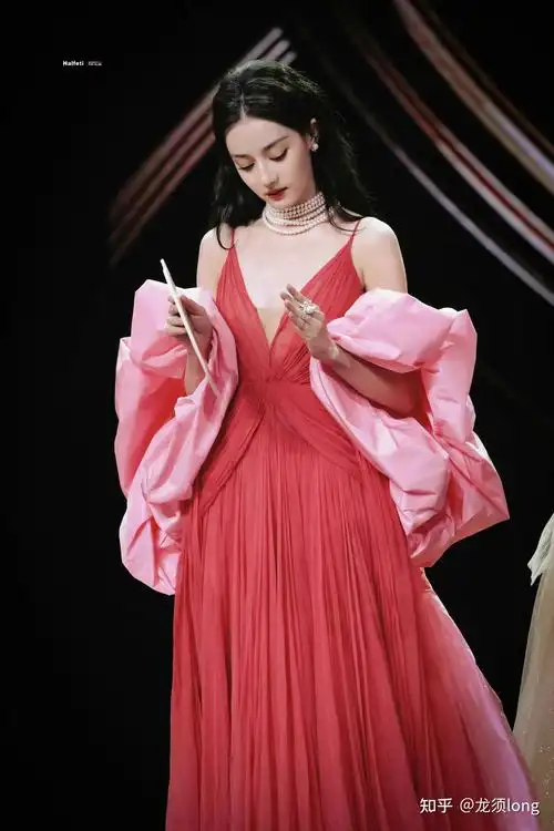 如何评价迪丽热巴在微博之夜 2023 红毯上的造型? - 知乎