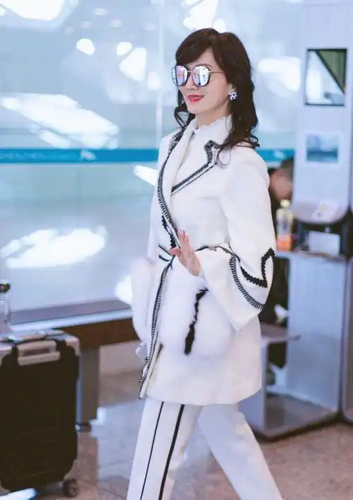 67岁赵雅芝不服老纯白短t搭配波点裙时髦洋气又减龄