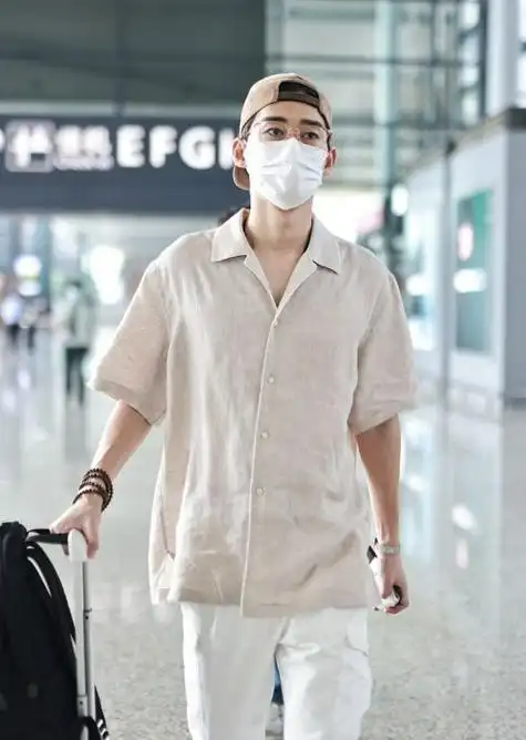 张翰亮相上海机场搭配显年轻气质出众