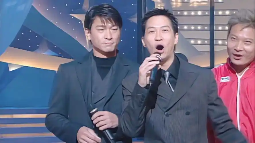 张家辉,刘德华合唱《浪子心声》,一开口,这表情太抢戏了
