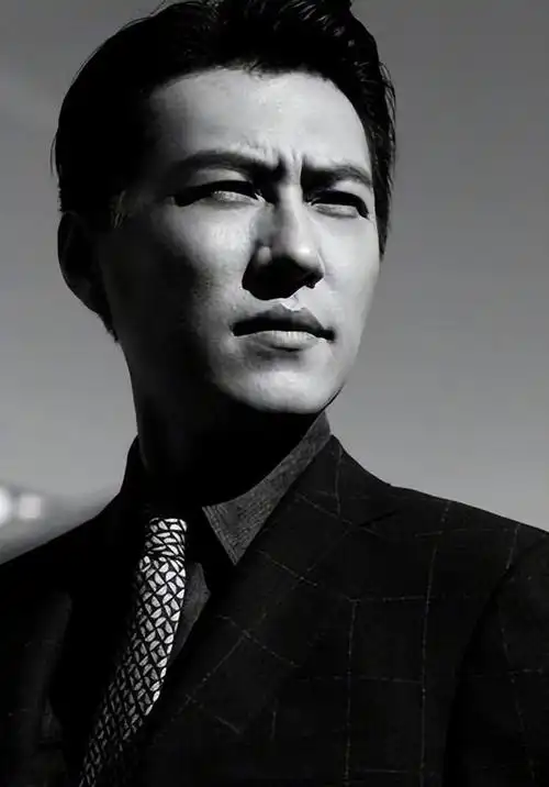 演员靳东参加两会引全网热议,身份显赫备受瞩目!