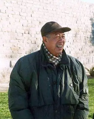 资料图片:文兴宇老爷子穿得很厚实