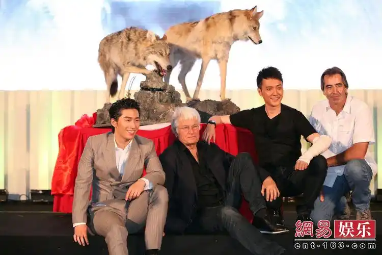 狼图腾亮相上海电影节冯绍峰窦骁出席