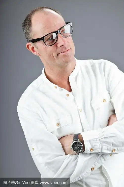 表情丰富的中年男子穿着白色衬衫和复古眼镜.