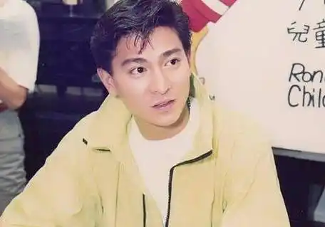 原创刘德华无意亲了一个婴儿谁知道多年后却被他踢下了神坛