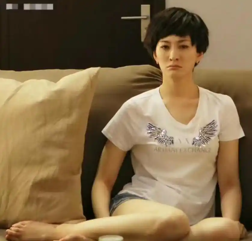 李小冉用事实证明,女人味和短发长发没关系,就算是短发,女人也一样