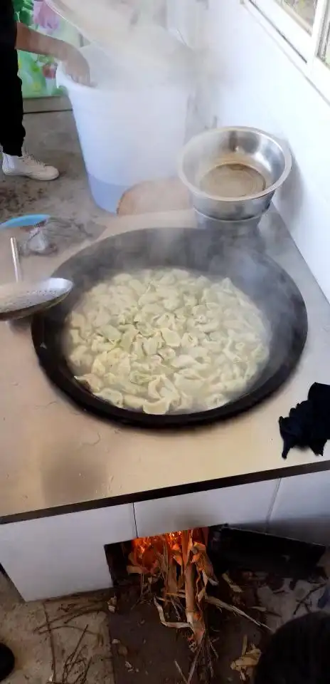 我们去帮扶宋奥佳的时候吃的大锅煮饺子09,味道不错91
