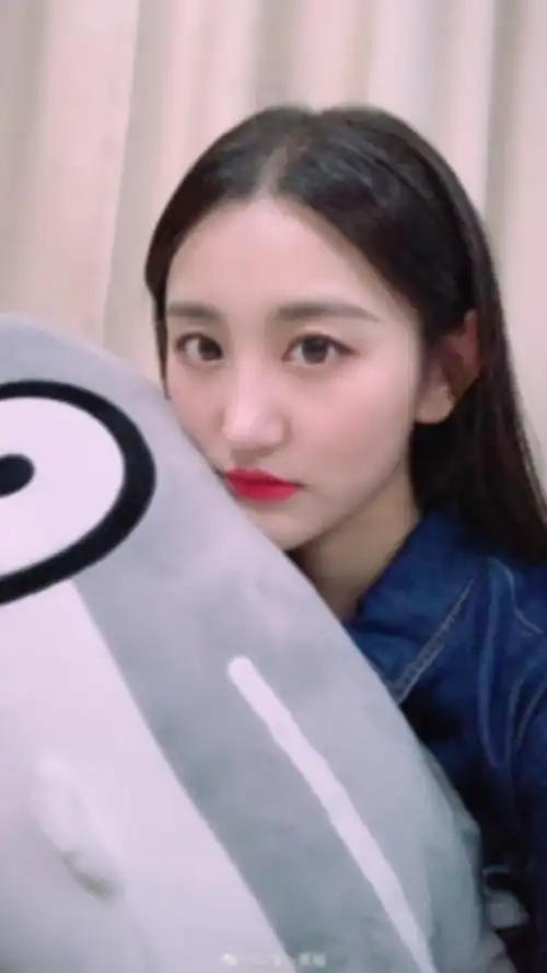 偶像女团sing秦瑜美少女自拍美照欣赏