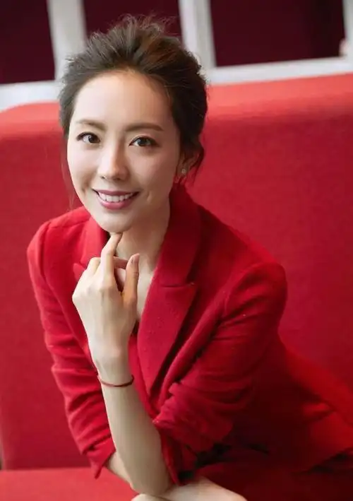 除了新《倚天屠龙记》大师姐丁敏君的古典美,生活中的陶珞依也是很