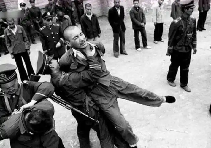 80年代严打老照片强奸犯挂牌子游街示众女犯人被公审