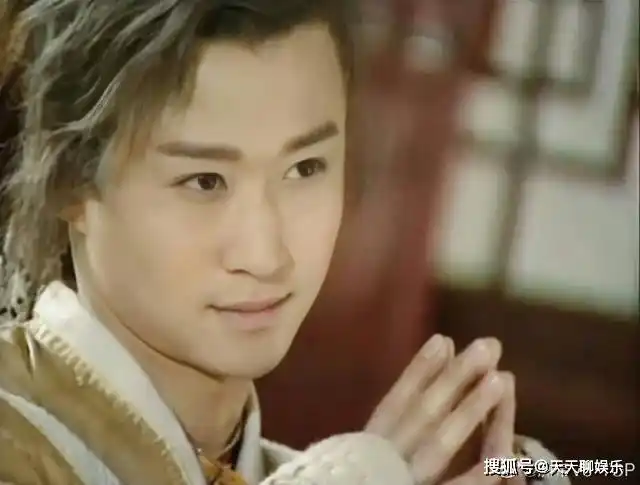 吴京年轻时竟长这般,面容俊秀,不折不扣的小鲜肉_电视剧