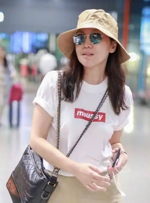 原创原创47岁闫妮素颜现身油光满面双下巴抢镜打扮清爽似少女