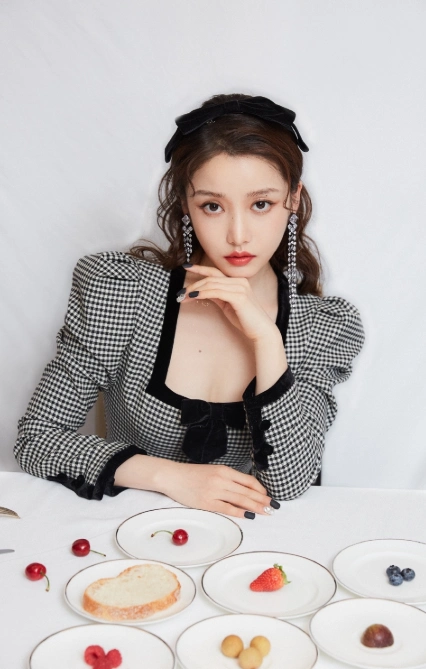 姜贞羽也太美了吧穿格纹衣服配蓝色毛衣绝美颜值粉丝看了都心动