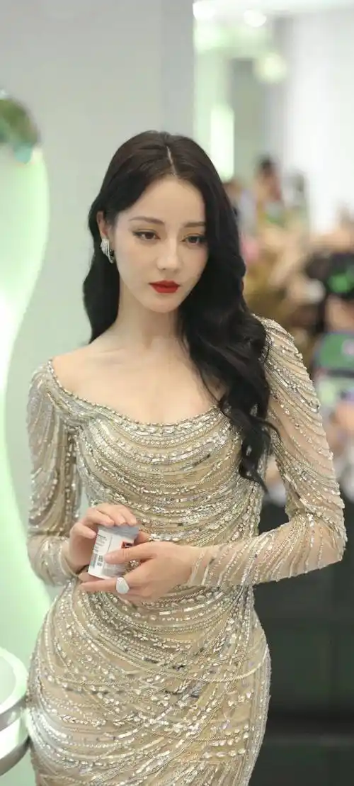 迪丽热巴性感活动图片绝美身材曼妙,斯瓦希里品牌活动_swisse_连衣裙