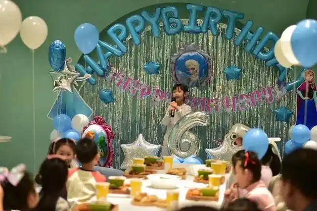 包场看电影和大学生组队玩游戏小学生过生日社交才是目的