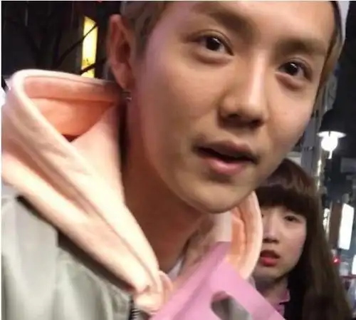 路人随手抓拍鹿晗, 网友: 化妆和没化妆的区别, 看了心碎!