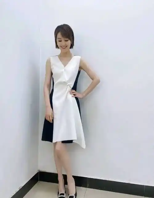 沉淀5年后王冠回归 墨绿色更显得素雅知性 特显腿长_风格_高个子_美感