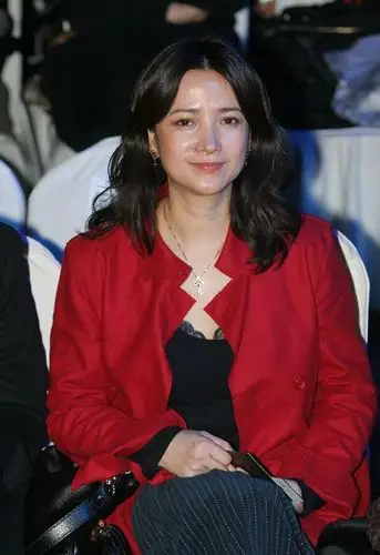 原创何晴虽然满脸油光,却看不出"阿姨味",红黑搭配气质真古典