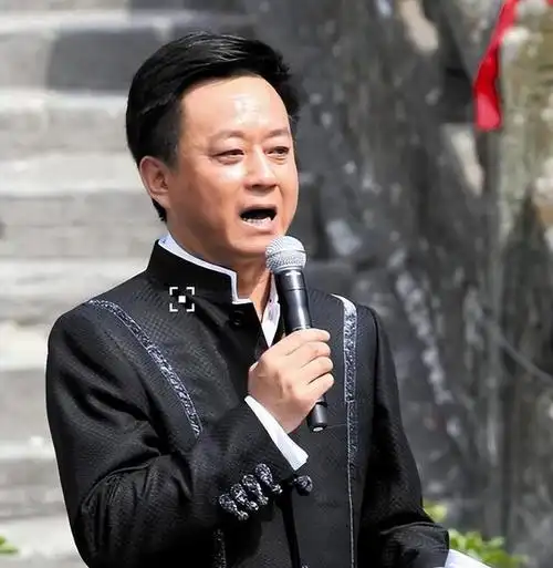 朱军妻子晒舞姿反被嘲腰间赘肉太明显裤子穿的尴尬