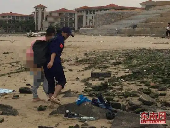 李霖)20多岁花季少女赤裸上身海边戏水,不慎被浪卷走险溺水