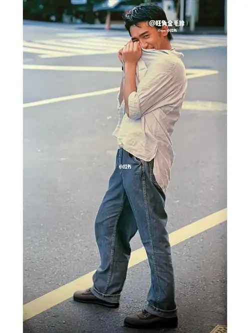 早年的梁朝伟很爱笑